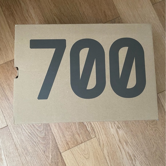 YEEZY BOOST 700 WAVE RUNNER - Picture 4 of 5